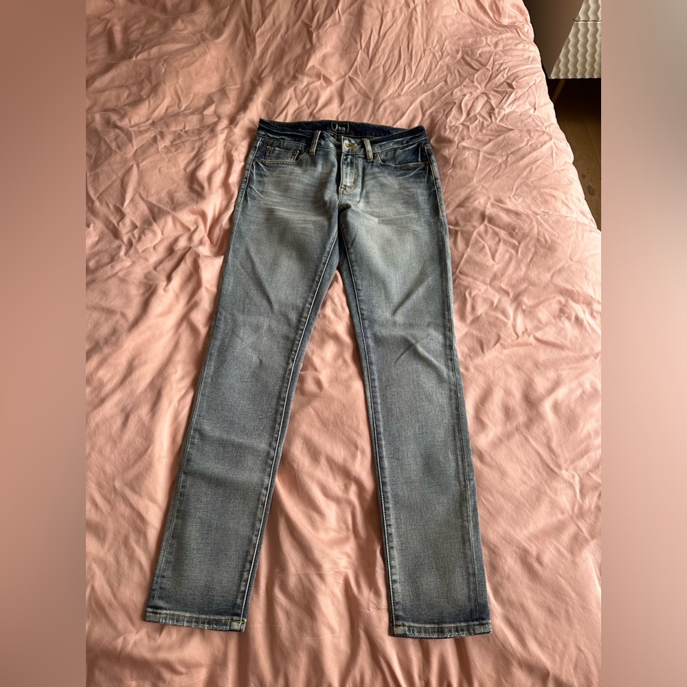 Distressed skinny jeans